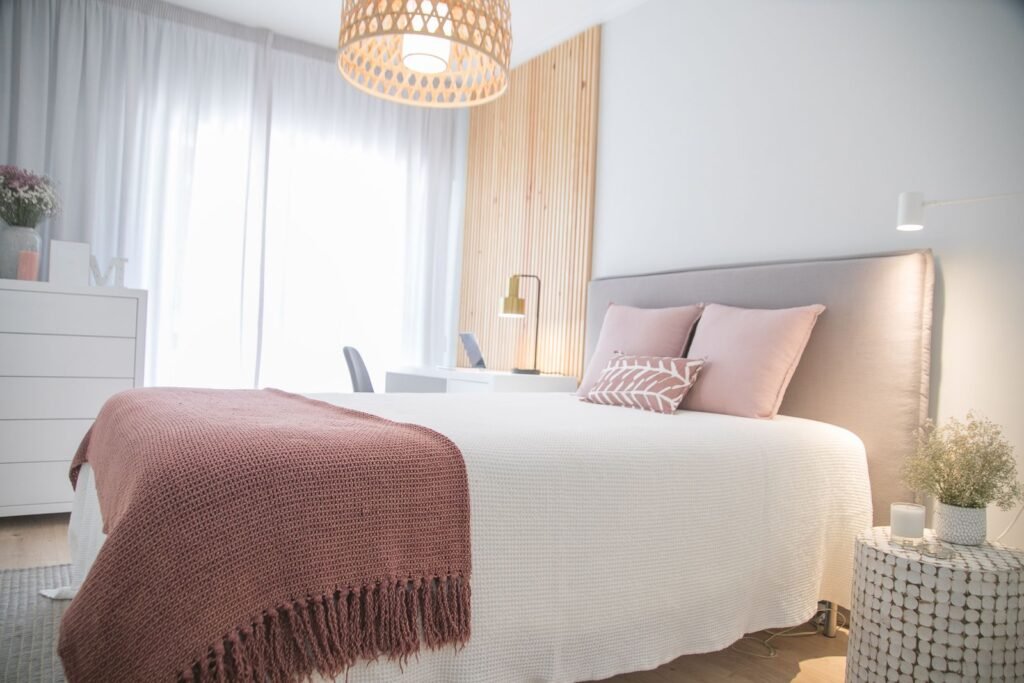 Chambre lumineuse et calme, adaptée à un long séjour de curiste à Rochefort