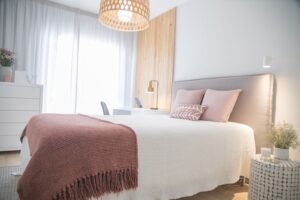 Chambre lumineuse et calme, adaptée à un long séjour de curiste à Rochefort
